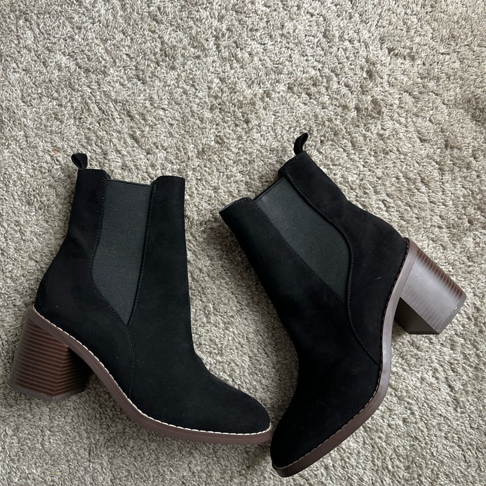 LOFT Black Faux Suede Chelsea Ankle Boots Size 7 . New